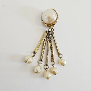 CHANEL Vintage 1984-1989 Baroque Pearls Gripoix Dangle Clip On Single Earring